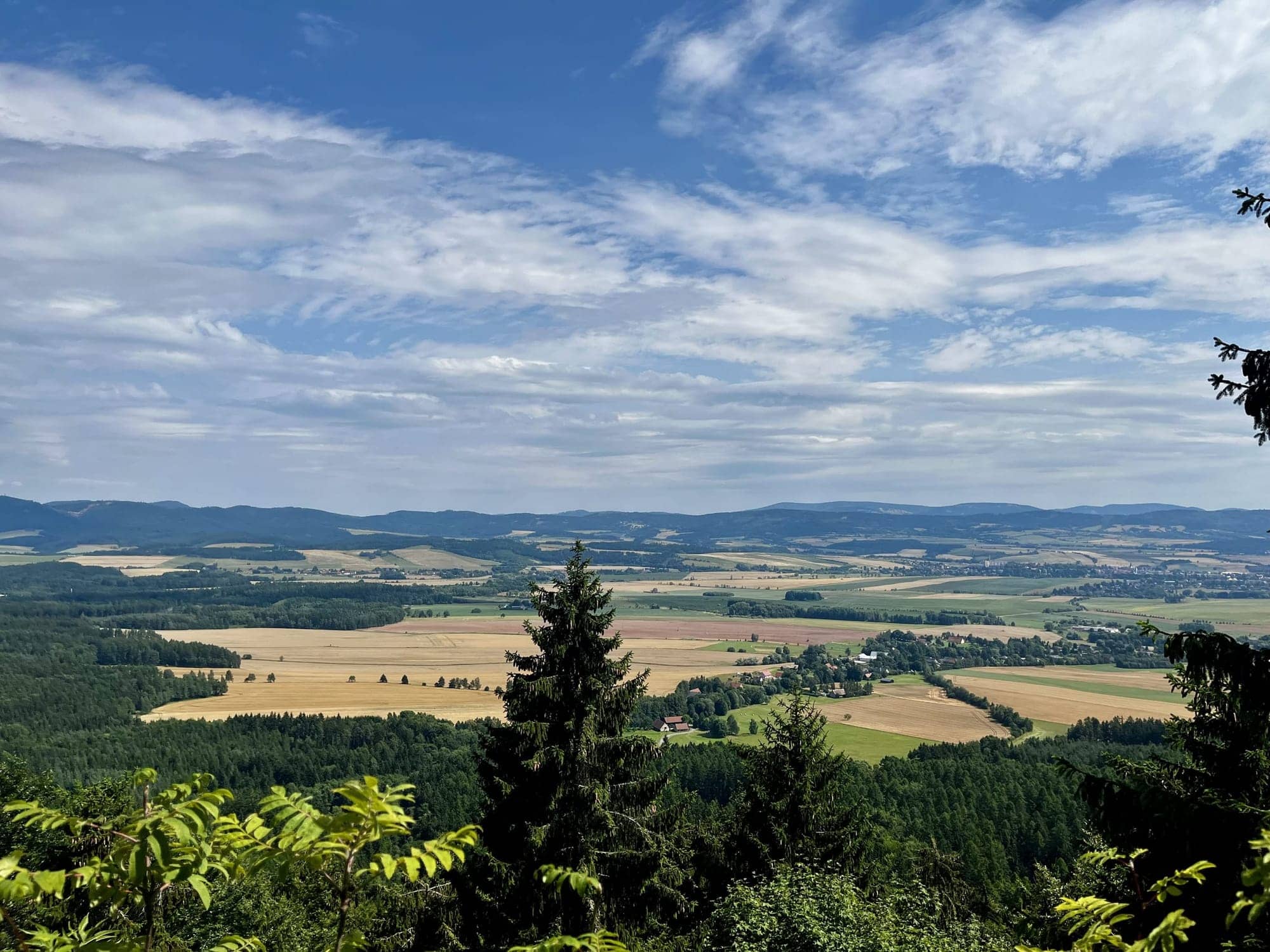 Výhľad z Broumovských stien na polia a lesy