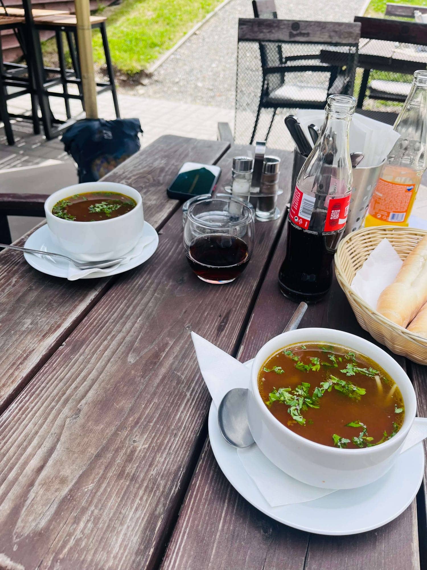 Polievka a coca-cola v reštaurácii na Klínovci