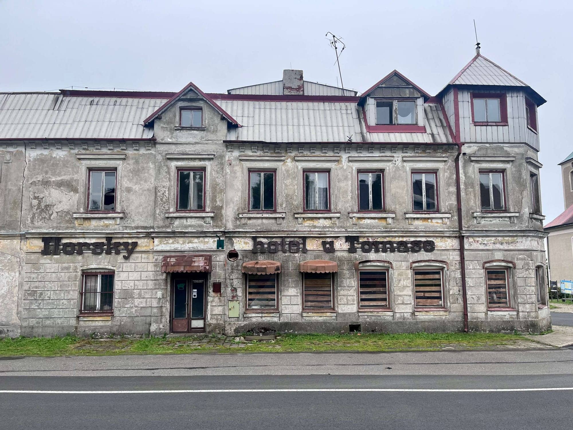 Opustený horský hotel pri ceste