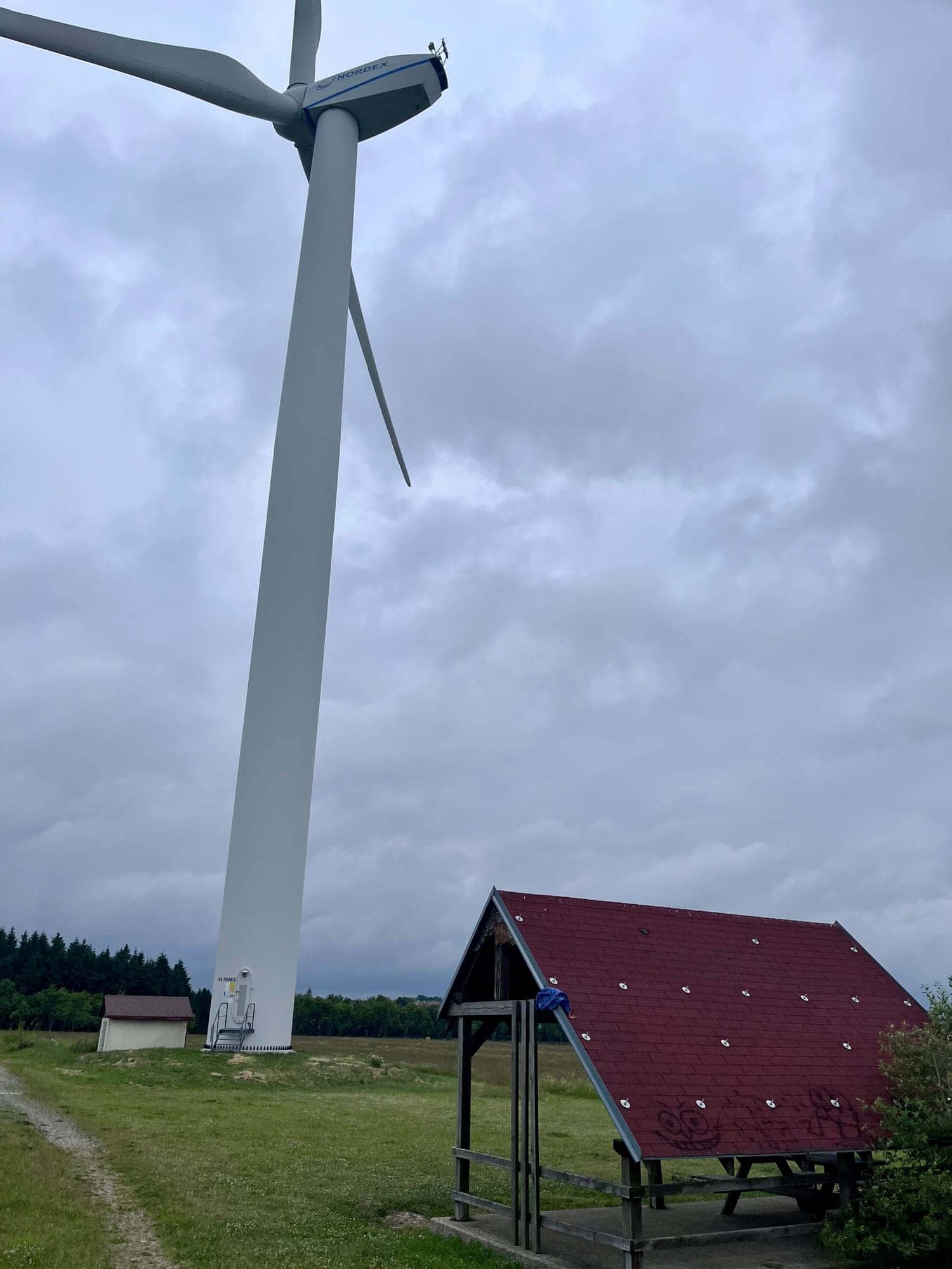 Veterná turbína a prístrešok na lúke