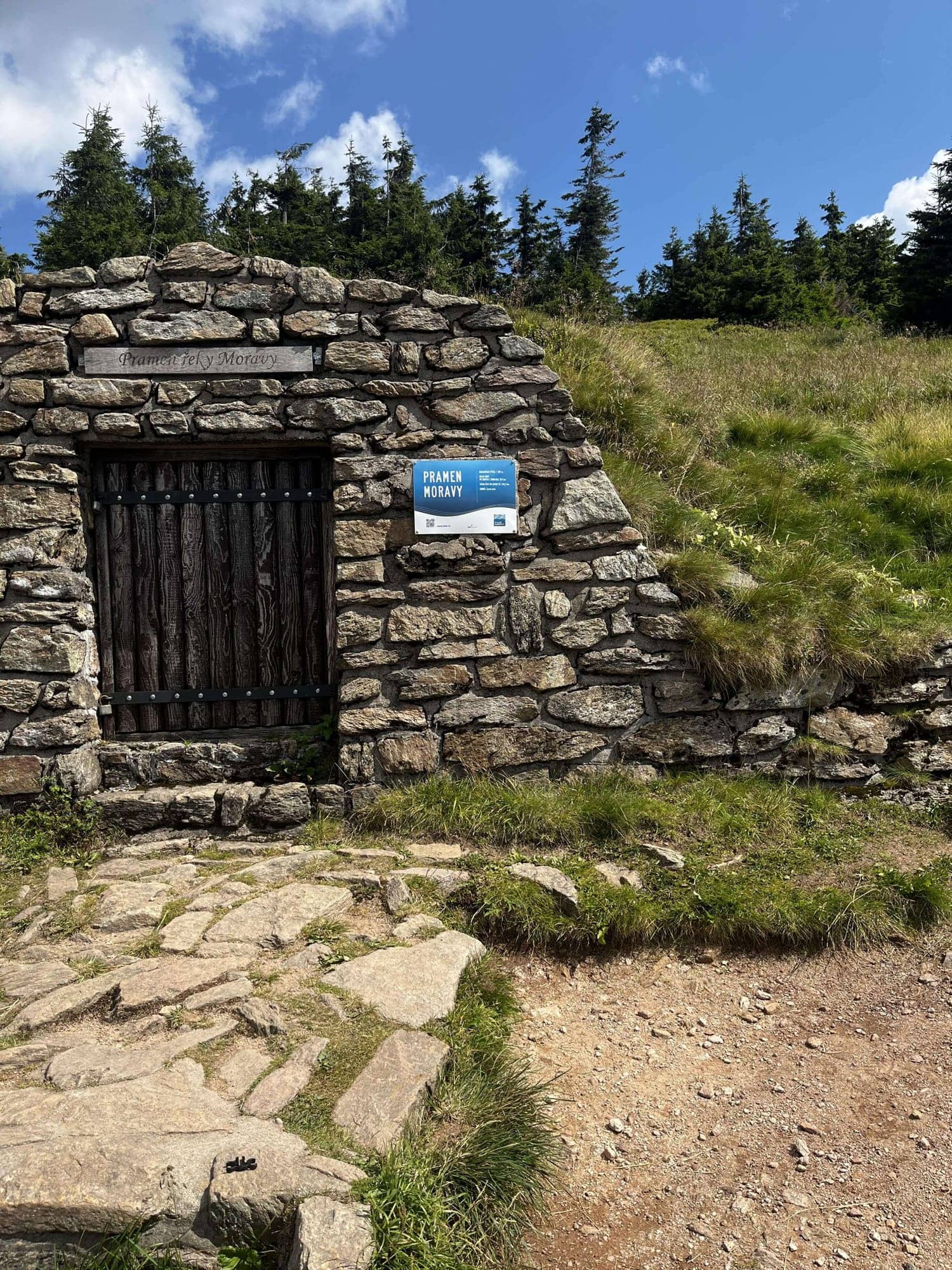 Kamenná stavba pri chodníku pod hrebeňom