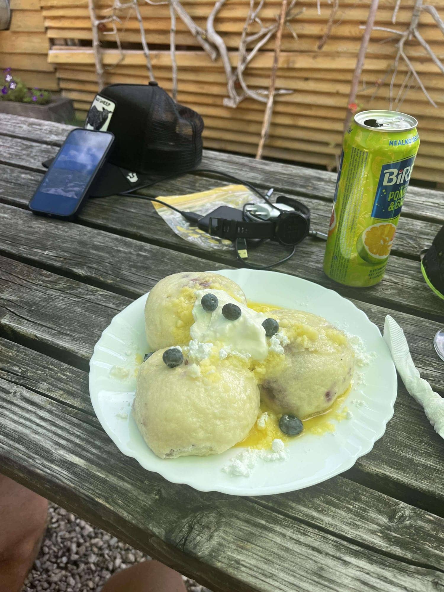 Borůvkový knedlík a nápoj na stole v Kladskom sedle