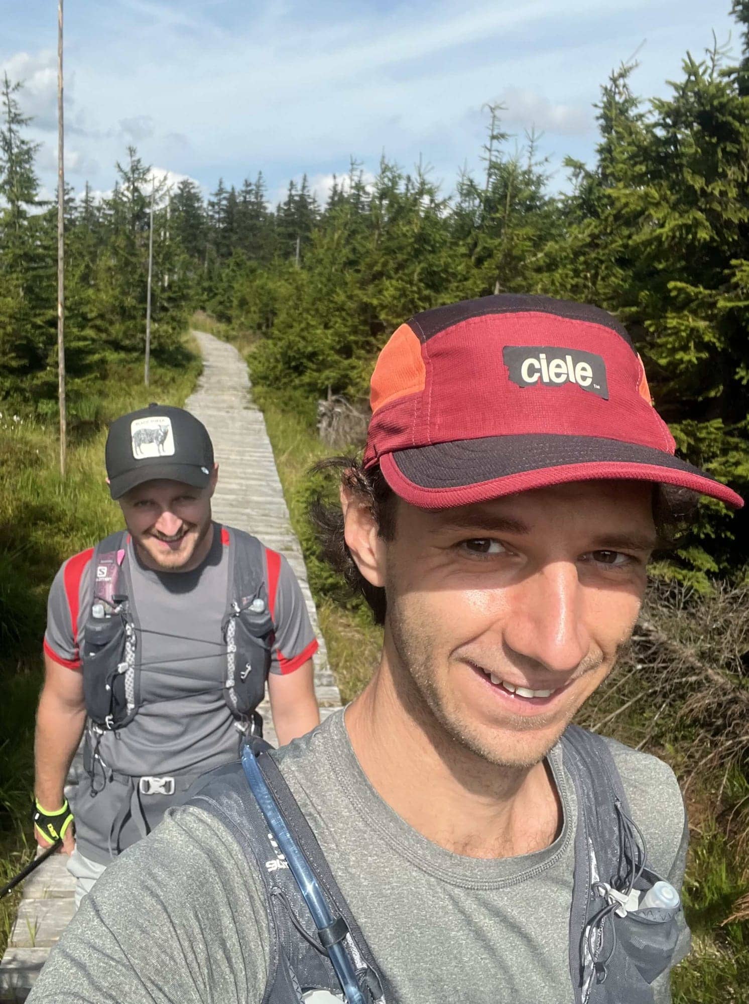 Selfie na drevenom chodníku na hrebeni