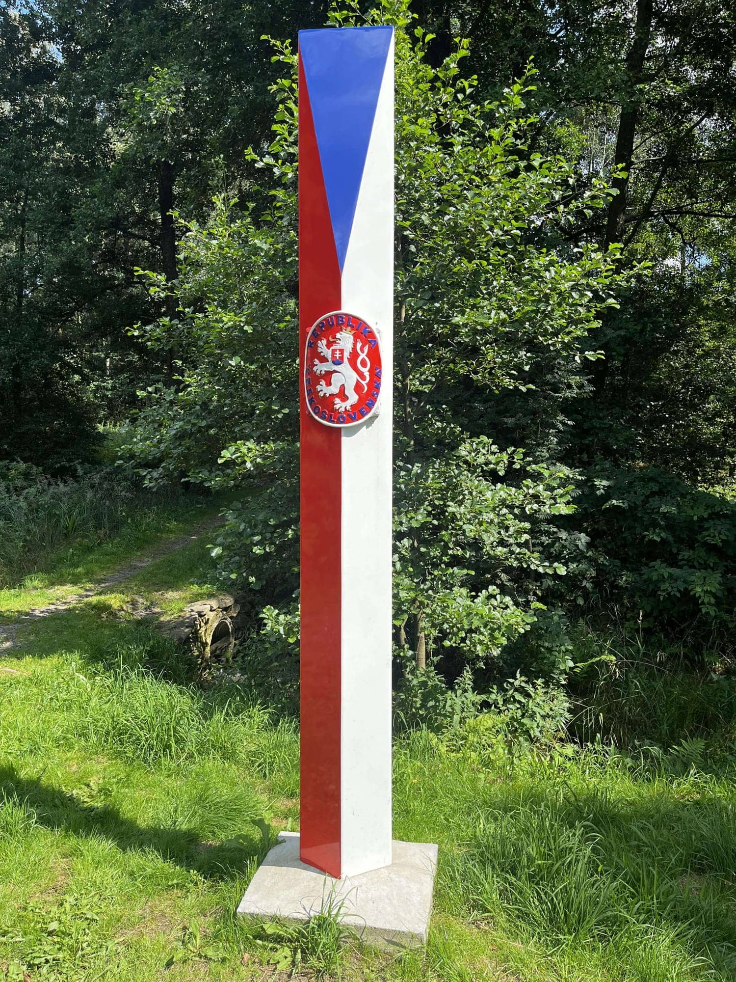 Česká hraničná tabuľa v lese
